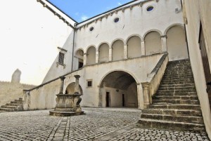 Palazzo Santucci di Navelli - interno del cortile