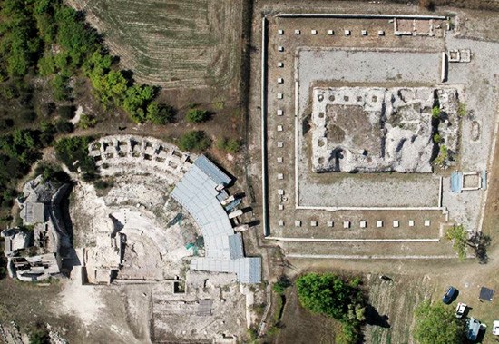 Peltuinum, il teatro e il tempio di Apollo